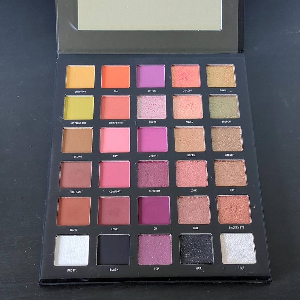 Sample Beauty eyeshadow palette